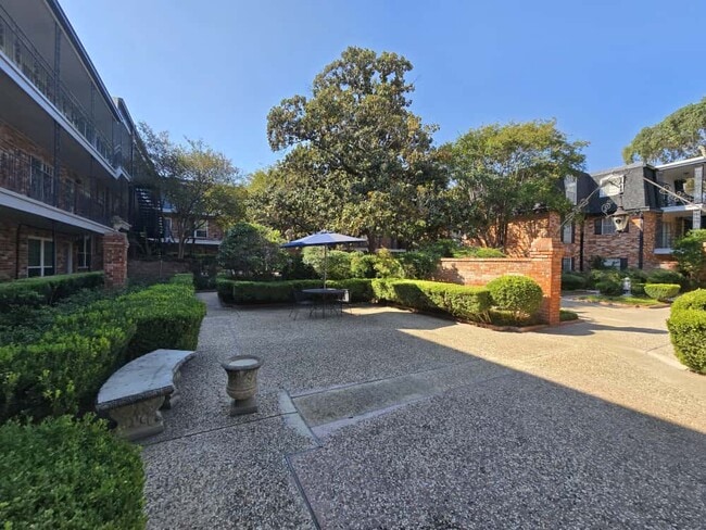 Building Photo - 8401 N New Braunfels Ave