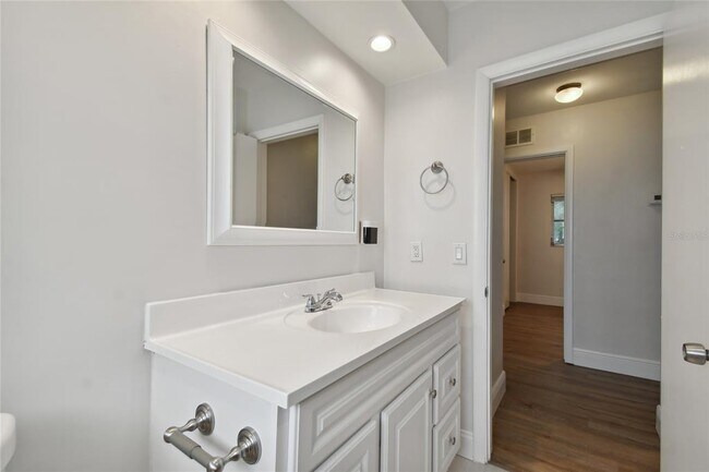 Building Photo - 2111 Lanai Ave