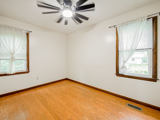 Building Photo - Your Private Retreat Just Minutes from Downtown South Lyon