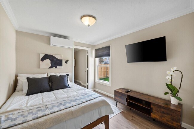 Building Photo - Fully Furnished, Fully Updated, Fully Fort Worth!