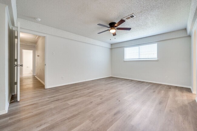 Building Photo - 1710 Green Oaks Dr