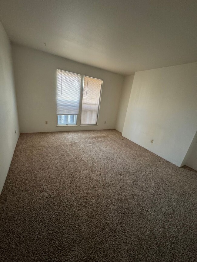 Building Photo - 3 Bed 2 Bath Townhome - Central Colorado S...