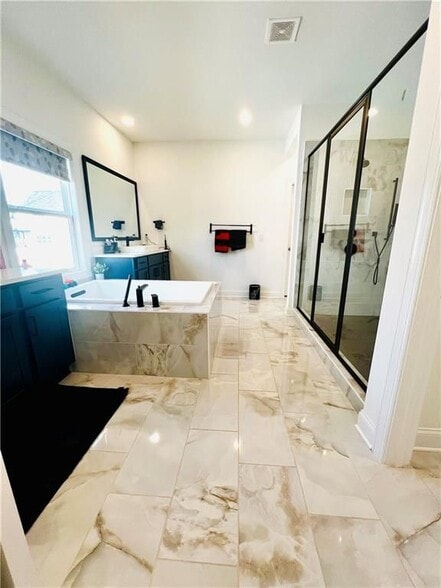 Building Photo - 6570 Pond Vw Dr