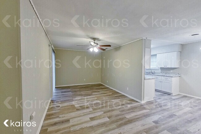 Building Photo - 914 W Pleasant Run Rd