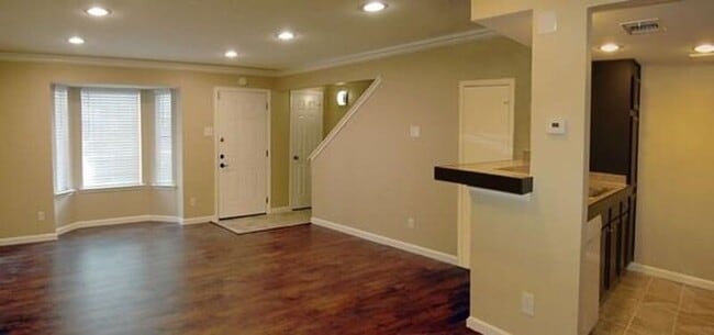 Building Photo - 8750 Park Ln