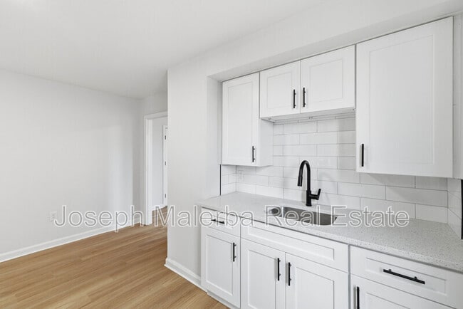 Building Photo - 848 Bank St