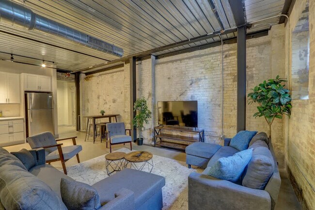 Primary Photo - 1011 W Juneau Ave