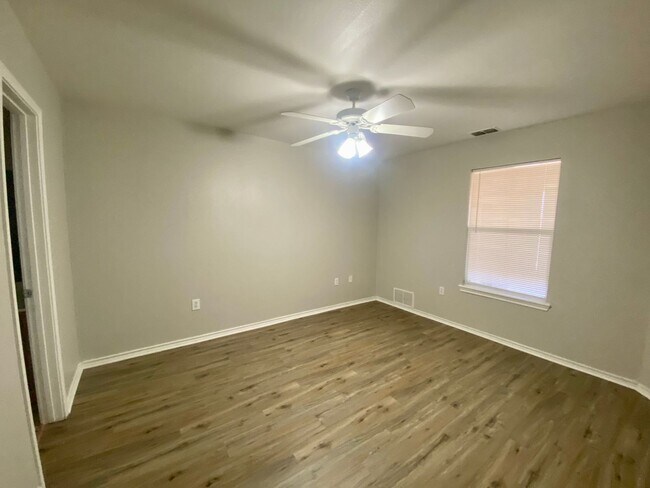 Building Photo - 504 N Brentwood Ave