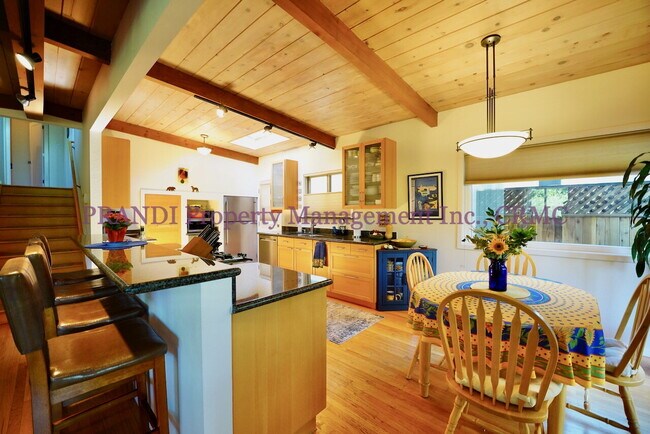 Building Photo - Quality San Anselmo Home Near Parks and Sc...