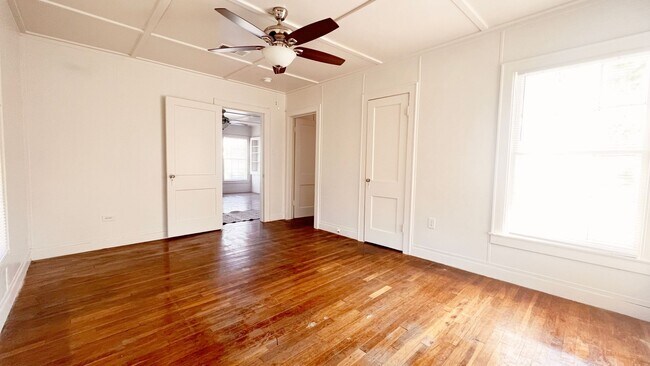 Building Photo - Updated and ready for move in immediately!