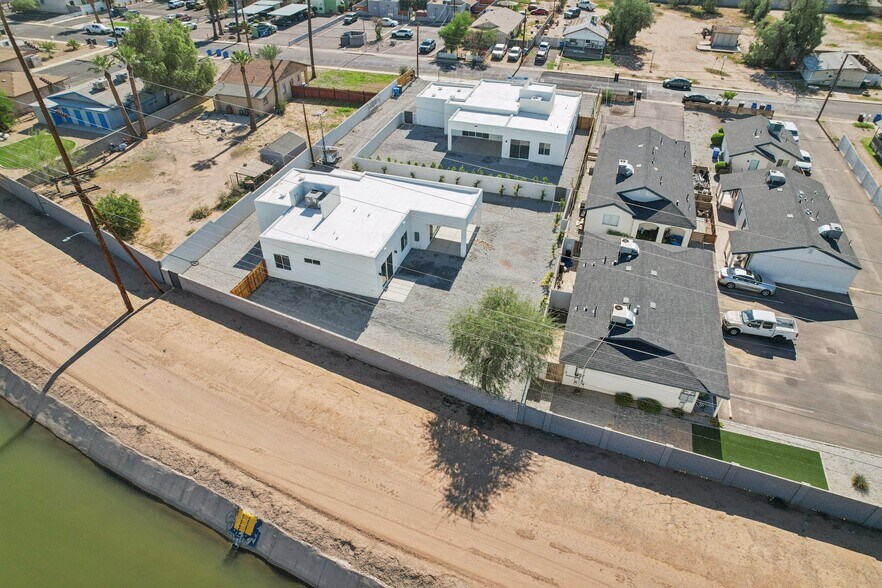 Building Photo - 910 E Roma Ave