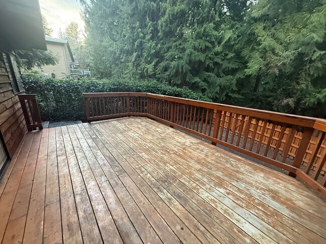 Building Photo - 3 BED 2.5 BATH WITH DAYLIGHT BASEMENT & BONUS ROOM - SPACIOUS CORNER LOT