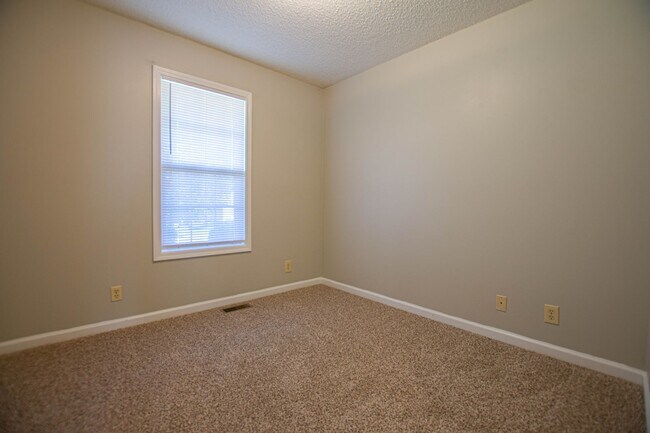 Building Photo - Pet Friendly Three Bedroom!