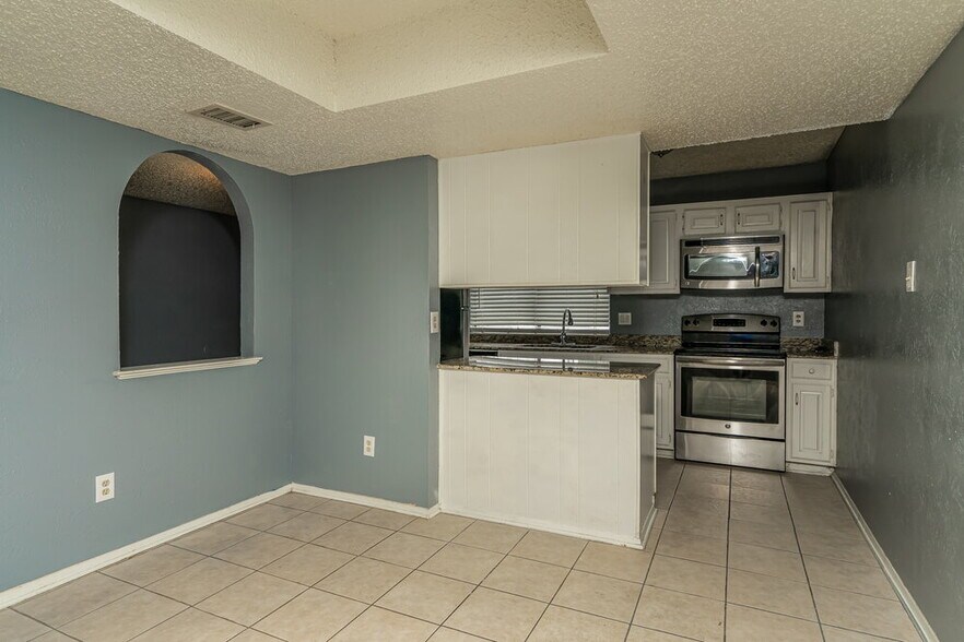 Building Photo - 2505 Crown Cir