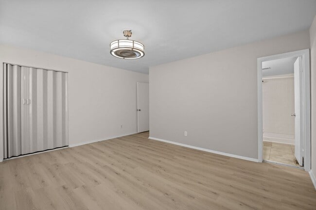 Building Photo - New Listing in Virginia Beach!