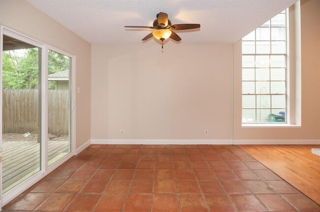 Building Photo - 1004 Kavanagh Dr