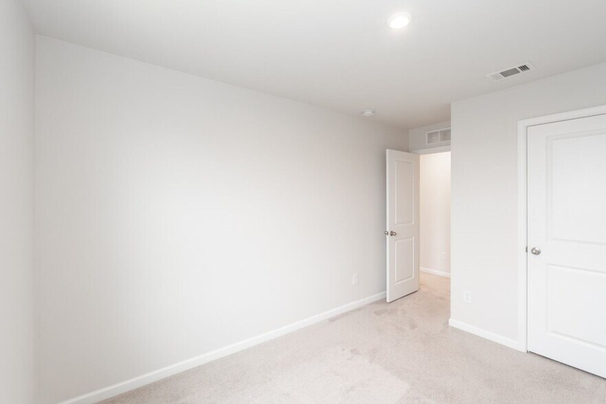Building Photo - 404 Deer Meadow Ln