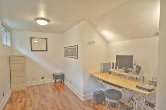 Building Photo - 4Bd/2Ba Seattle House