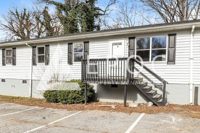 Building Photo - 634 S Elm St