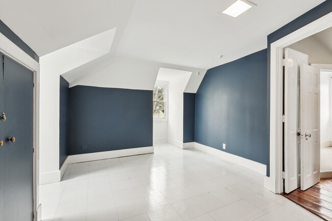 Building Photo - 523 Turquoise St