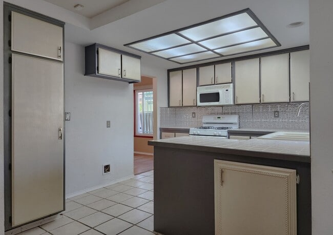 Building Photo - Great Two Story 3BD, 2.5BA Plus Bonus Room...