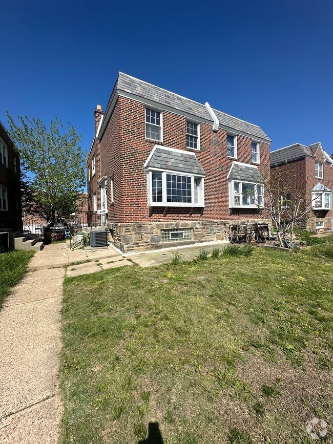 Building Photo - 3 bedroom 1.5 bath house available now in ...