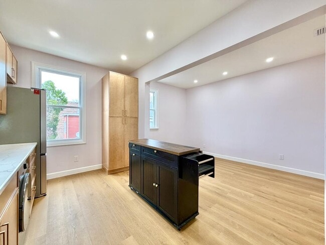 Building Photo - 130 Beach St