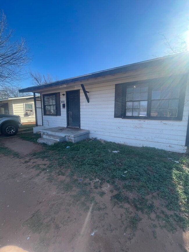 Building Photo - 3 bedroom, 1 bath