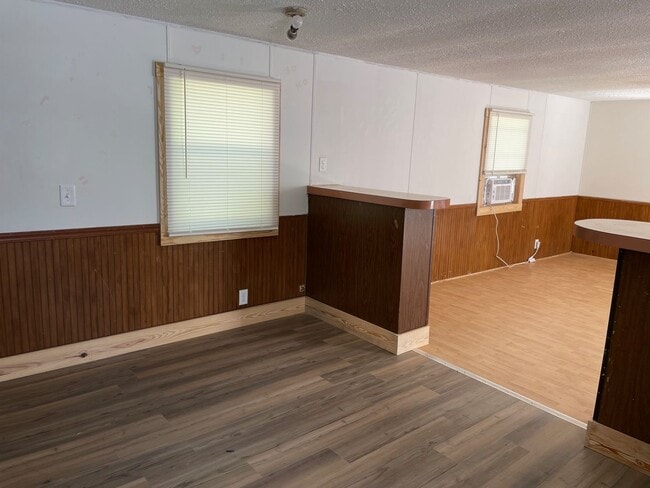 Building Photo - 3 bed, 2 bath, mobile home $800 month, $80...