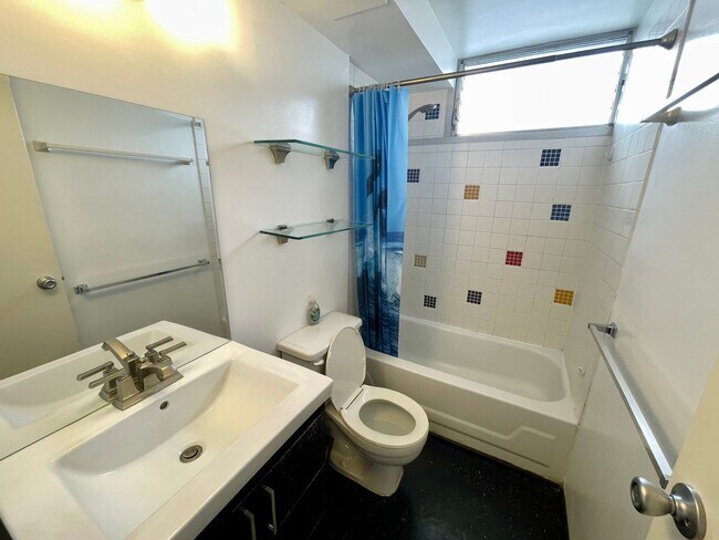 Building Photo - 1 Bedroom/1Bathroom/1Parking Unit Available Soon in Century Park Plaza!