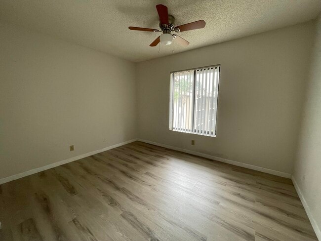 Building Photo - 207 Foxtail Dr