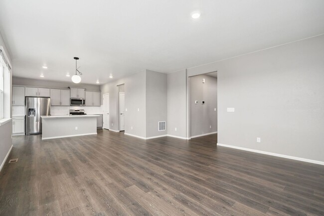Building Photo - Spacious 4BD Bennet Floorplan with Full Ba...