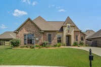 Building Photo - Beautiful Home in Desirable Dogwood South