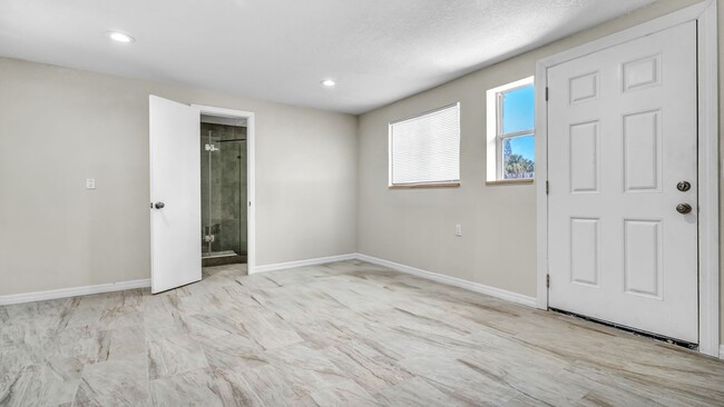 Building Photo - Newly Renovated 3BD/2BTH Apartment. All Ut...