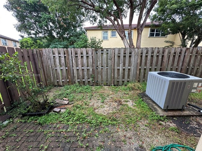 Building Photo - 3370 NE 14th Dr