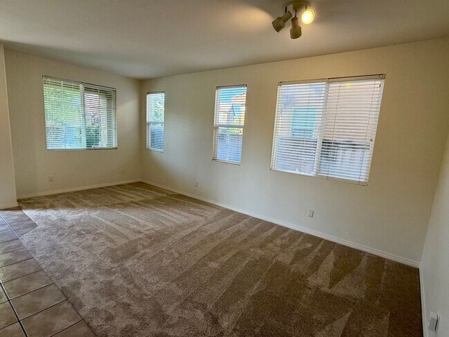 Building Photo - Beautiful 4bd 2.5ba  Murrieta Home with large yard!