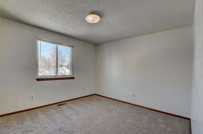 Building Photo - 4 bedroom, 3 bath home with 2 car garage