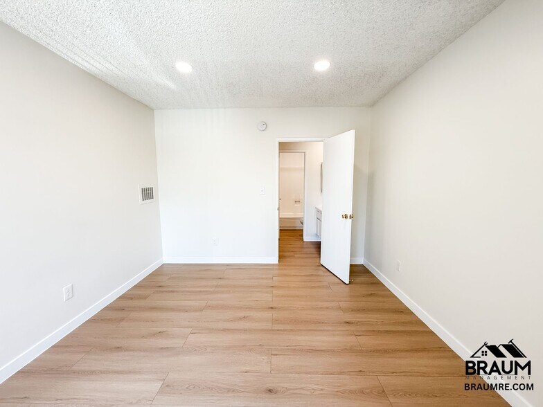 Building Photo - 5461 Kester Ave