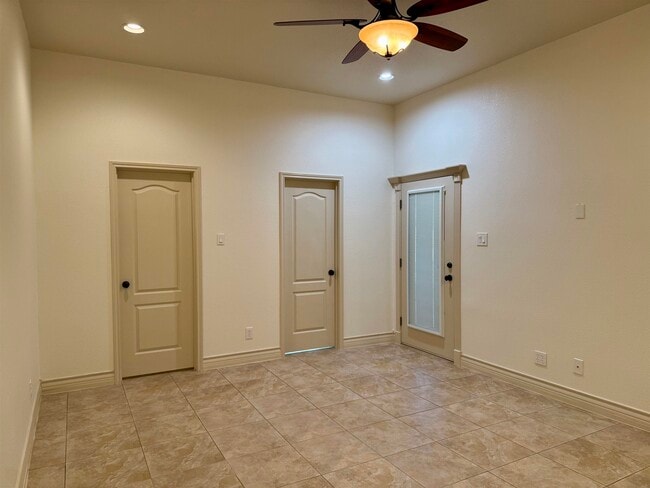 Building Photo - 10523 Bear Creek