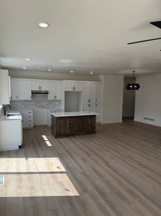 Building Photo - TWIN HOME FOR RENT IN SUGAR CITY - 3 BEDROOMS 2 FULL BATHROOMS