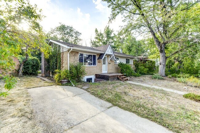 Building Photo - Beautiful and LARGE 4 bed 3 bath Home in D...