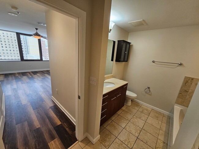 Building Photo - Downtown condo with roof top pool & concie...