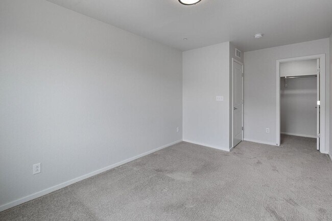 Building Photo - Students Welcome! Two Story 3 Bed 2.5 Bath Town Home North Fort Collins