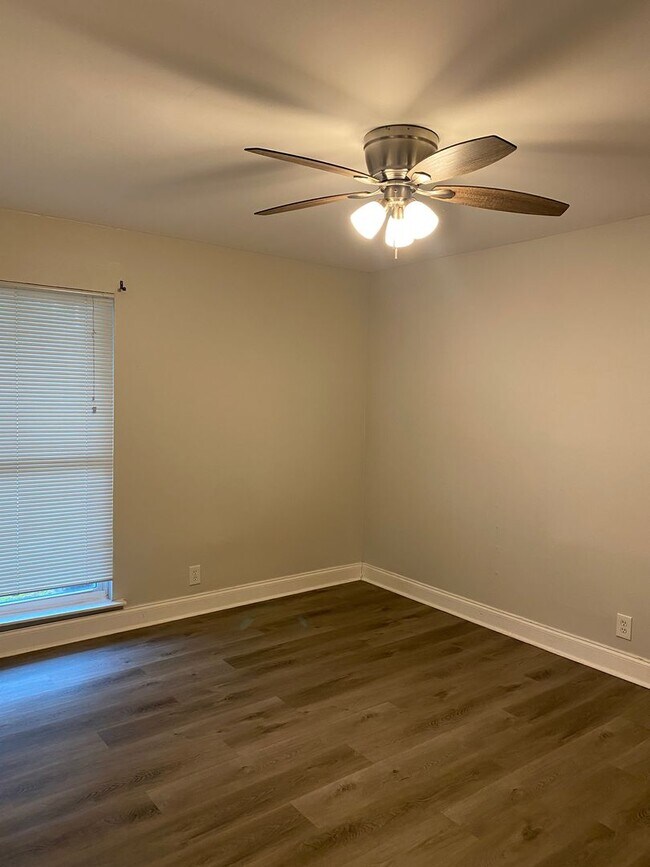 Building Photo - *Choose Your Special!* Spacious Fully Renovated 2-Bedroom Apartment in Alamo Heights ISD