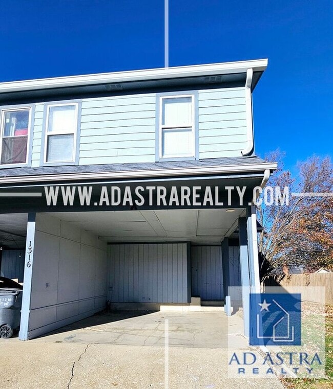 Building Photo - Nice 3 bed 1.5 bath townhouse in Olathe-Coming SOON!!