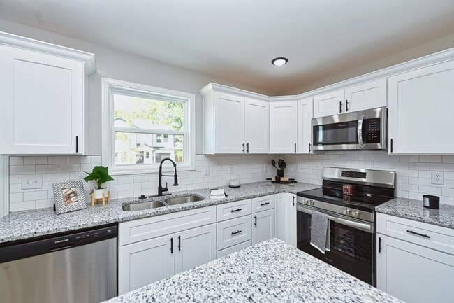 Building Photo - Like New and Move In Ready!