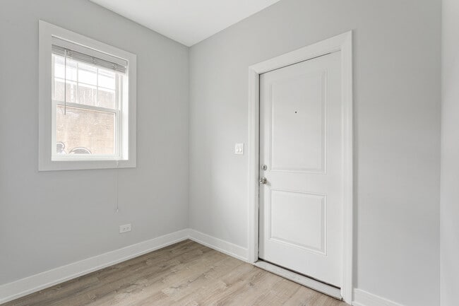 Building Photo - 6114 N Winthrop Ave