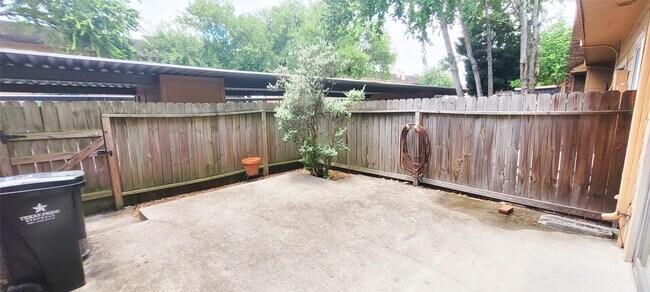 Building Photo - 7700 Creekbend Dr