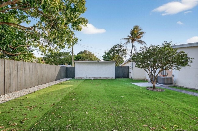 Building Photo - 108 SW 24th Ave