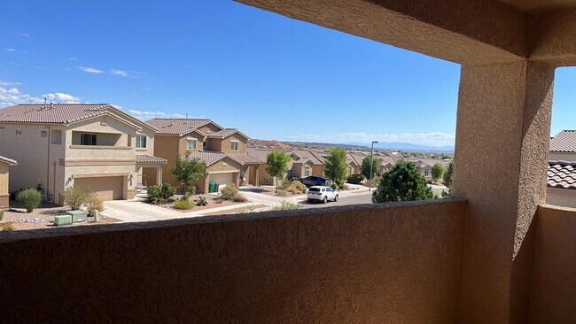 Building Photo - **Beautiful 4 Bedroom Home**Located in Lom...